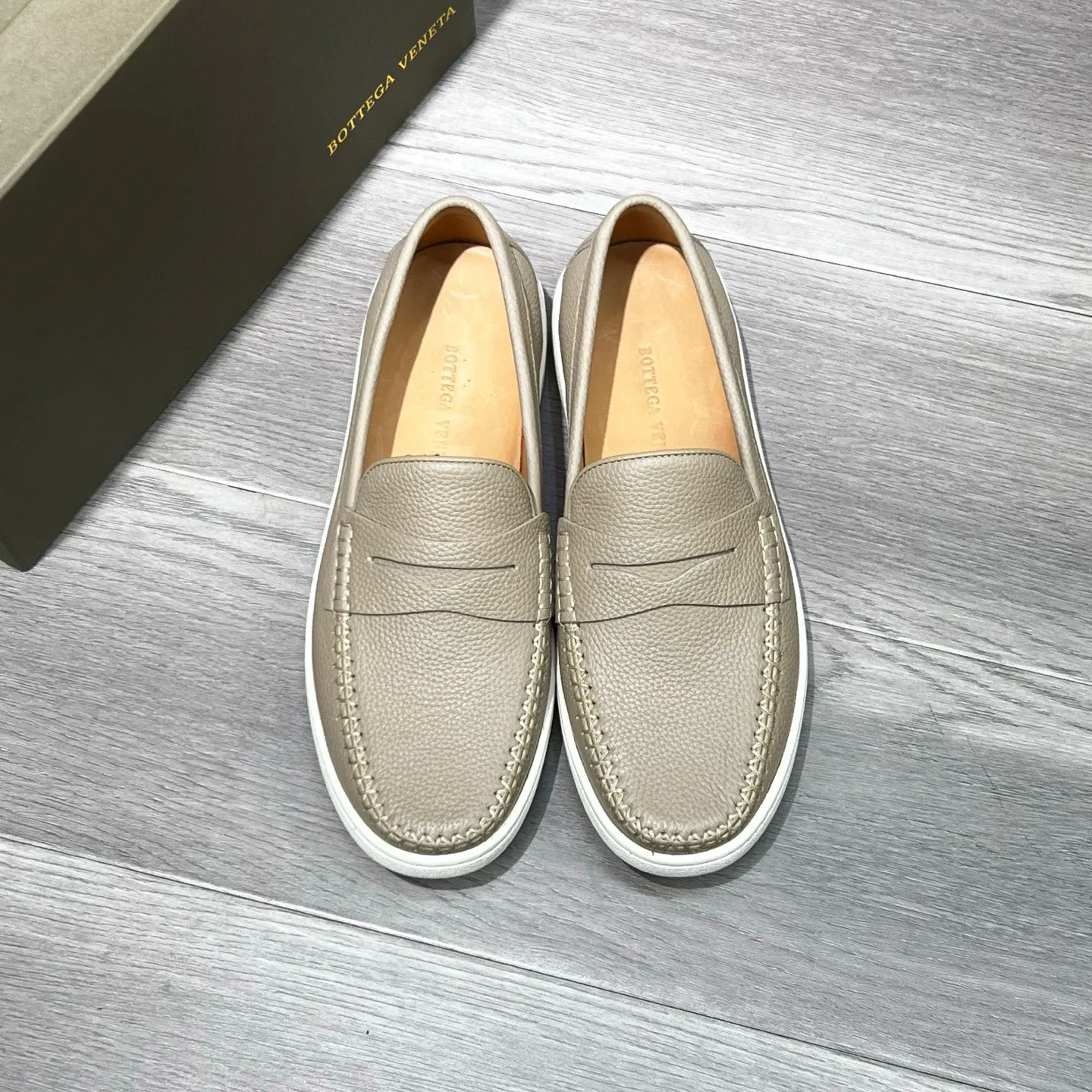 Ex-factory price 480 BV〰️Purely handmade classic men's beanie shoes👉👉driving shoes, slip-on shoes, made of Italian imported cowhide, 💕water-dyed cowhide lining, 🔊original outsole, waterproof platform design, comfortable for the feet. A good choice for traveling and driving, three colors available, code number: 38-44, (45 can be customized)